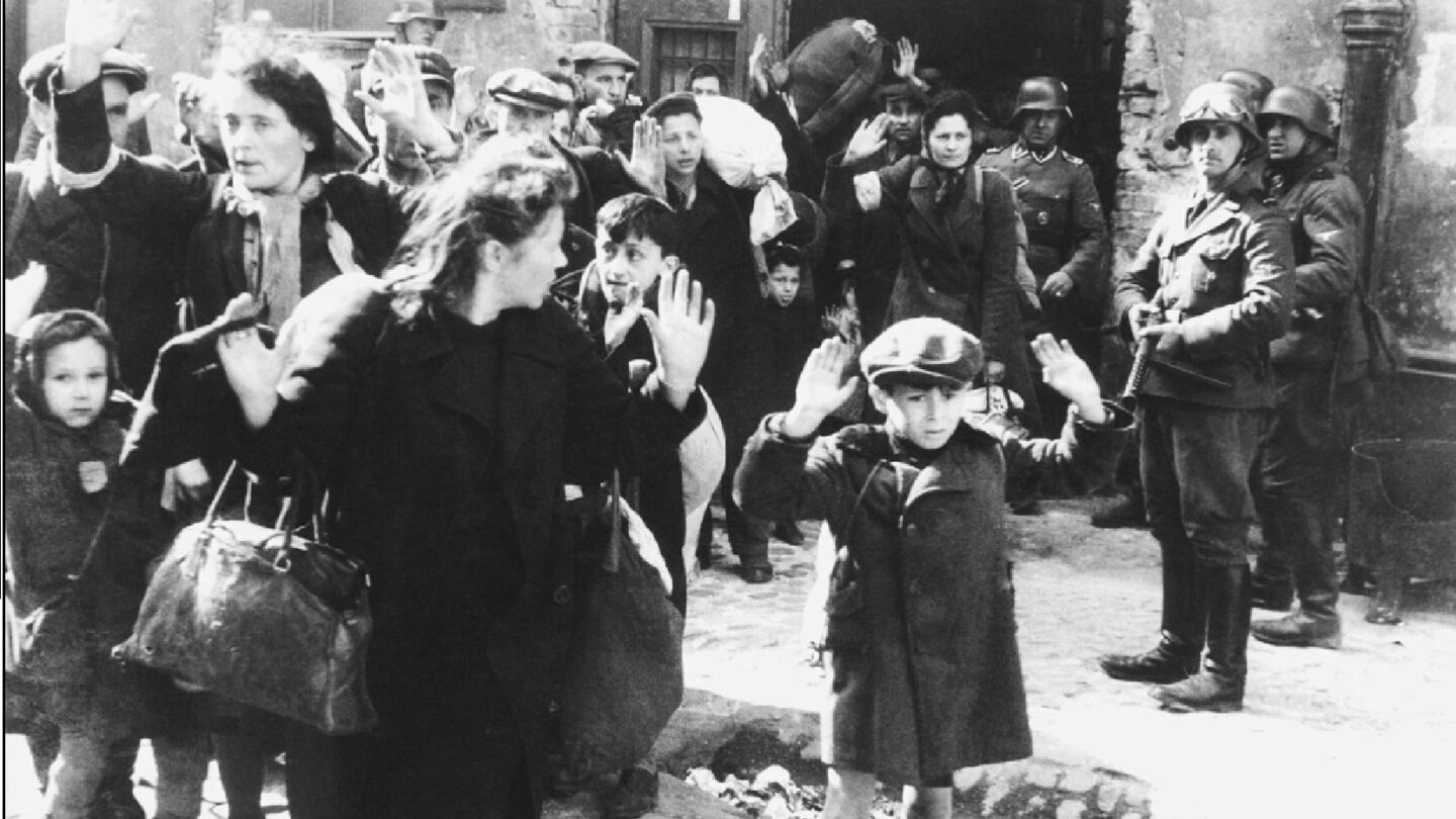 Polští Židé zajatí Němci během povstání ve varšavském ghettu, květen 1943.