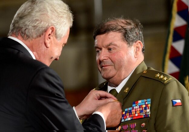 Jaroslav Vodička dostává v roce 2013 vyznamenání od prezidenta Zemana