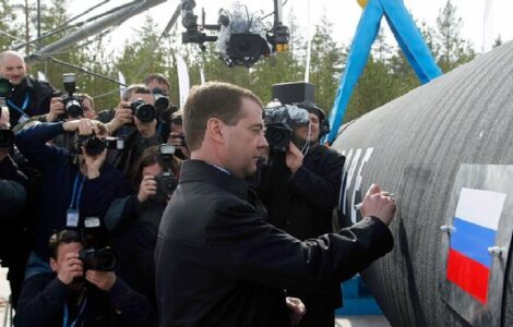 Tehdejší ruský prezident Dmitrij Medveděv oficiálně zahajuje pokládku potrubí plynovodu Nord Stream 2 v podvodním úseku dne 9. dubna 2010