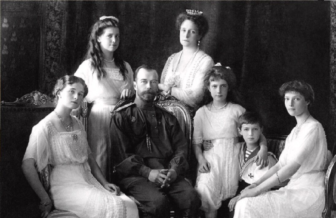Car Mikuláš II. a jeho rodina.