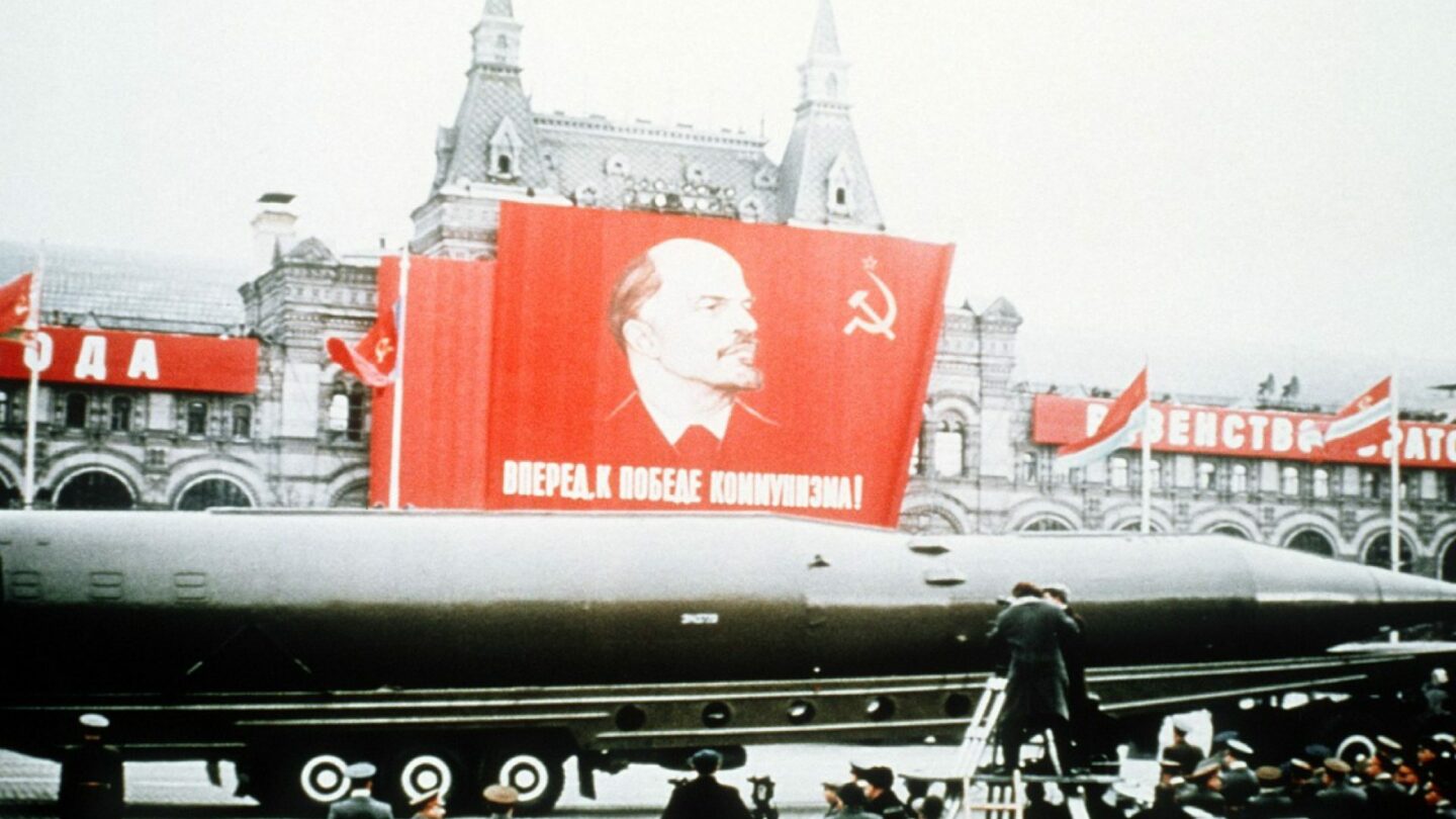 SSSR v dobách své slávy. Vojenská přehlídka na Rudém náměstí v roce 1964.