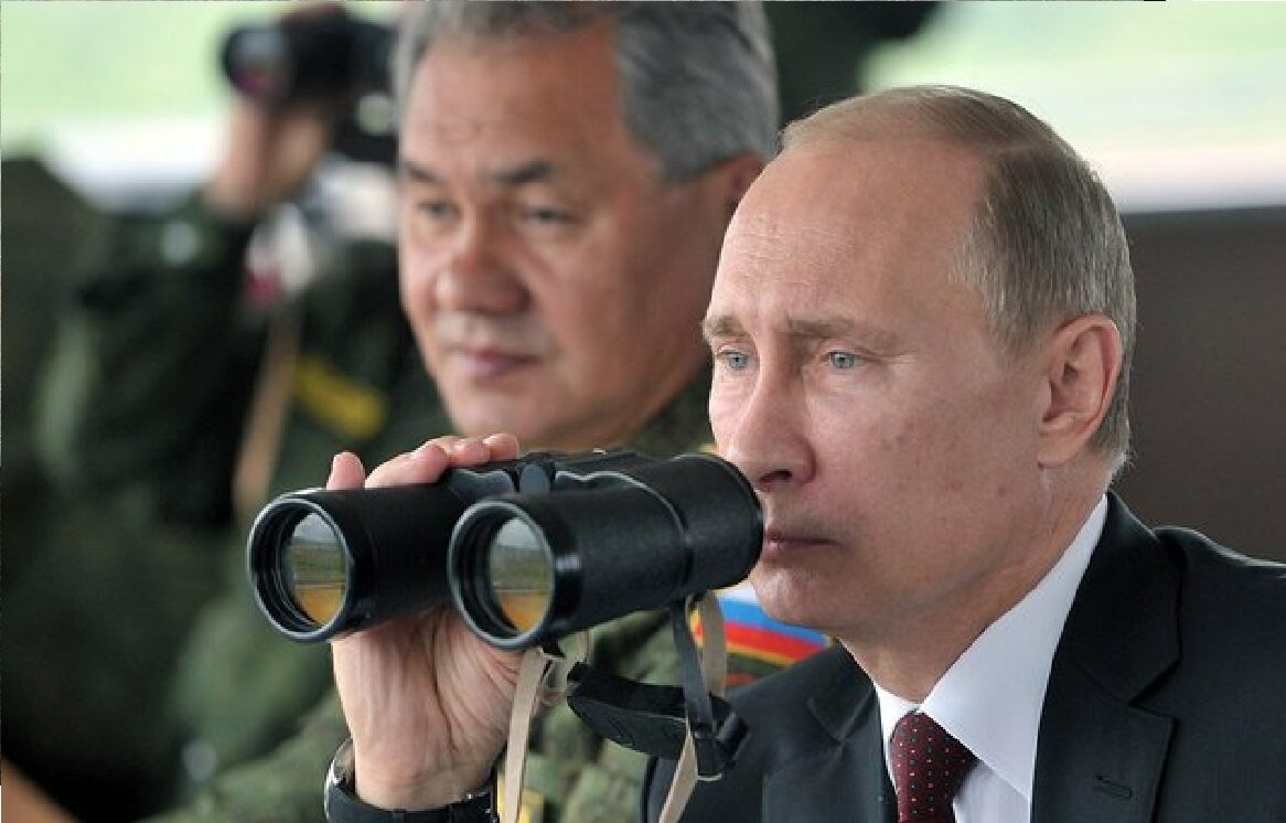 Ruský prezident Vladimir Putin a dnes již bývalý ministr obrany Sergej Šojgu