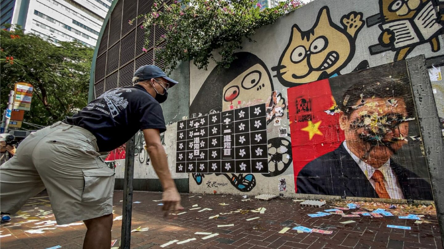Demonstranti v Hongkongu házeli v den státního svátku na portrét generálního tajemníka komunistické strany Si Ťin-pchinga vajíčka.