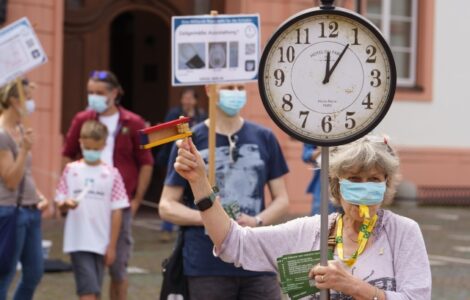 V Německu jsou běžné demonstrace občanů-rodičů týkající se školství a vzdělávání (Mohuč, 10. 7. 2021)