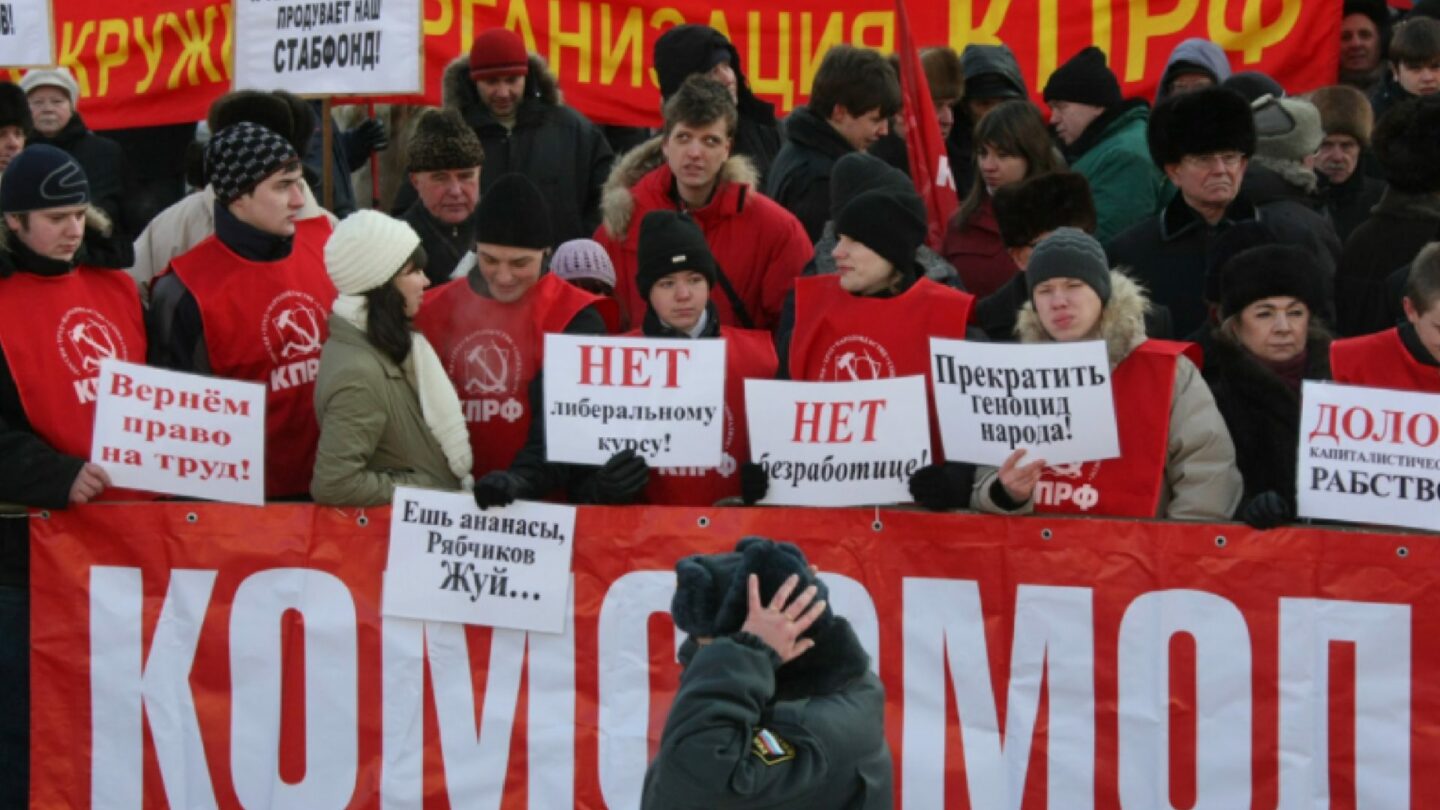 Někdy přijde komunistům i nějaká mládež. Komunistická demonstrace v Moskvě v roce 2009.
