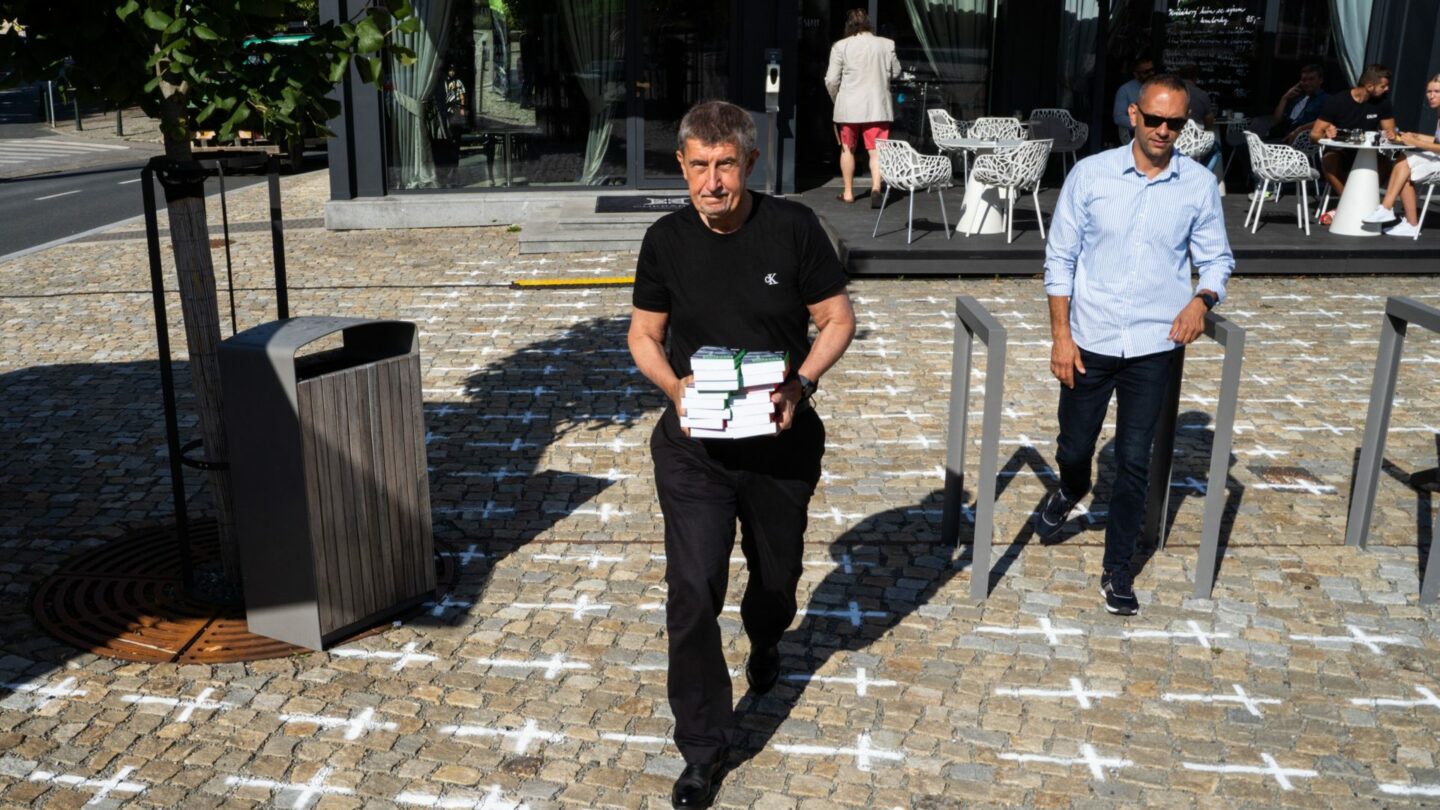 Andrej Babiš v Průhonicích. Kříže na zemi symbolizují oběti koronaviru