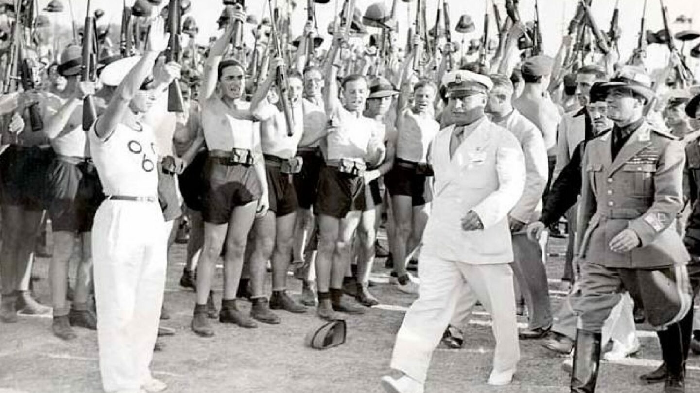 Benito Mussolini a fašistická mládež v roce 1935 v Římě.