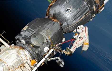 Ruský kosmonaut Oleg Kononěnko kontroluje povrch kosmické lodě Sojuz MS-09.