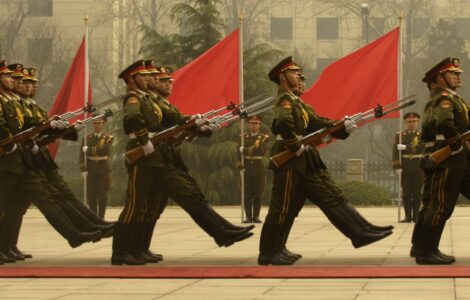 Členové čínské čestné stráže na čínském ministerstvu obrany v Pekingu