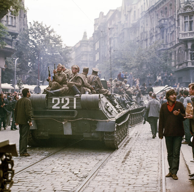 Okupační vojáci projíždějí v srpnu roku 1968 pražskými ulicemi.