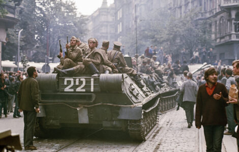 Okupační vojáci projíždějí v srpnu roku 1968 pražskými ulicemi. 