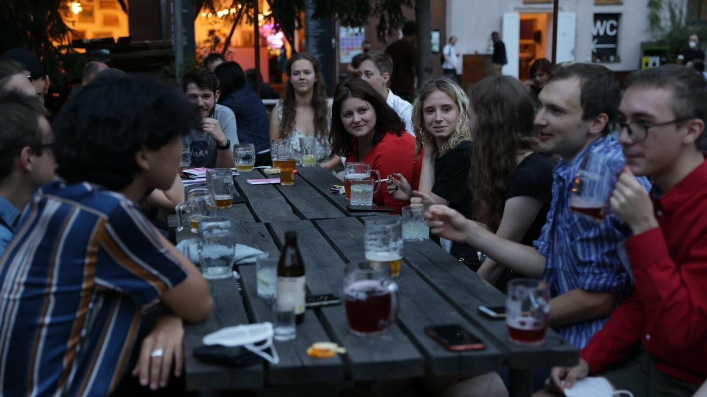 Jana Maláčová (ČSSD) na schůzce s mladými podporovateli levice.