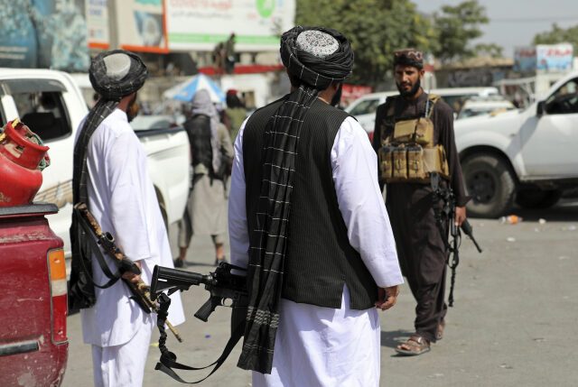 Bojovníci Tálibánu v afghánském Kábulu (16. 8. 2021)