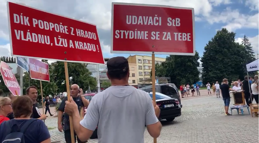 Občané protestující na Babišově zmrzlinové kampani ve Zlíně