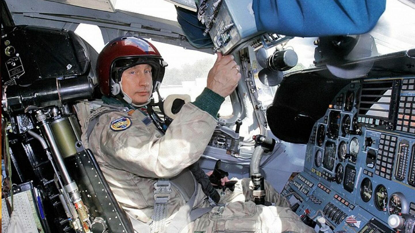 Ruský diktátor Vladimir Putin v kabině strategického bombardéru ТU-160