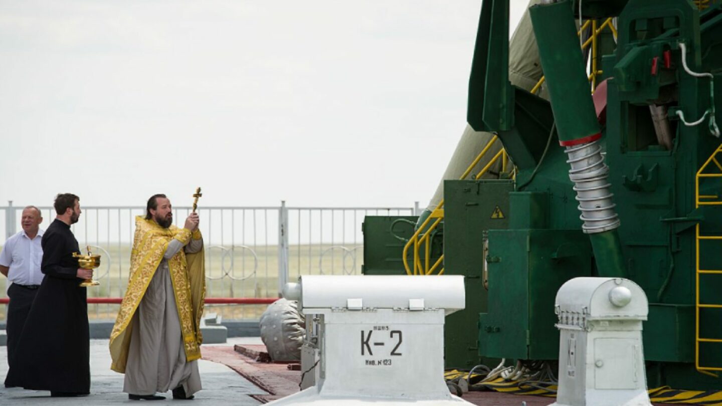 Pravoslavný kněz žehná raketě Sojuz
