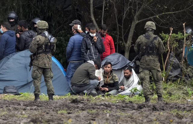 Polské bezpečností síly bránily v roce 2021 na hranicích s Běloruskem vstupu nelegálním migrantům.