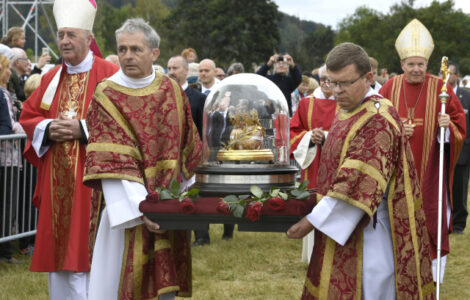 Na Tetíně byla během národní pouti vystavena lebka sv. Ludmily (18. září 2021)