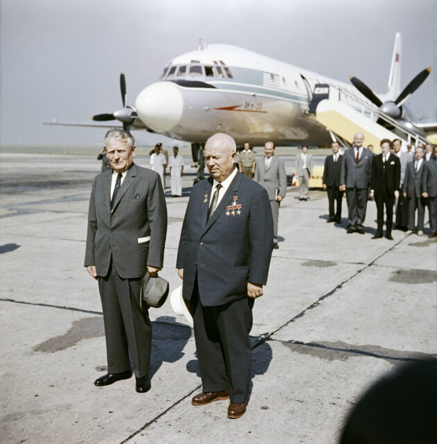 Prolhaný sovětský vůdce Chruščov na inspekci u Antonína Novotného v československé gubernii (Praha, 27. 8. 1964)