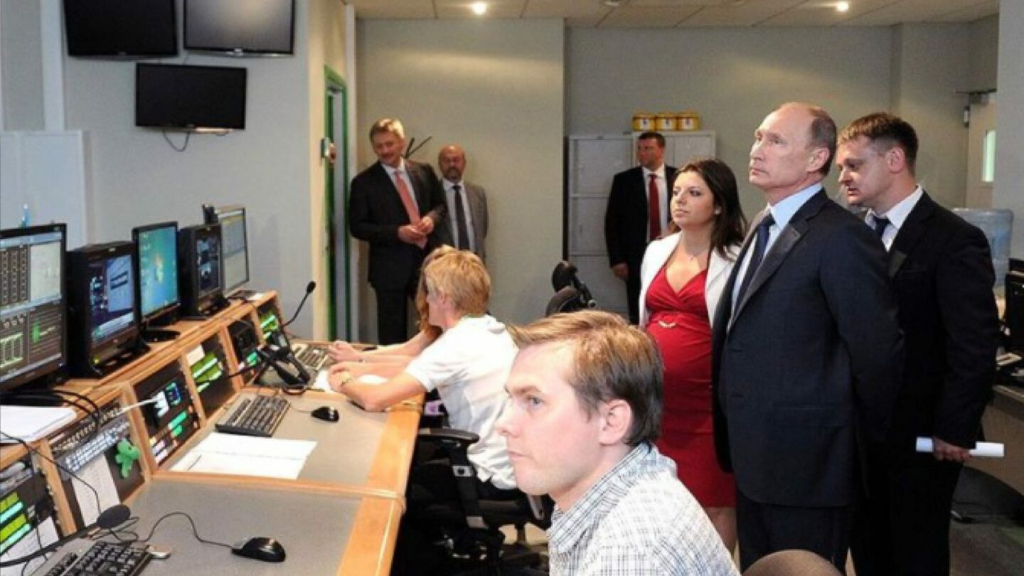 Vladimir Putin při návštěvě nového vysílacího centra RT.
