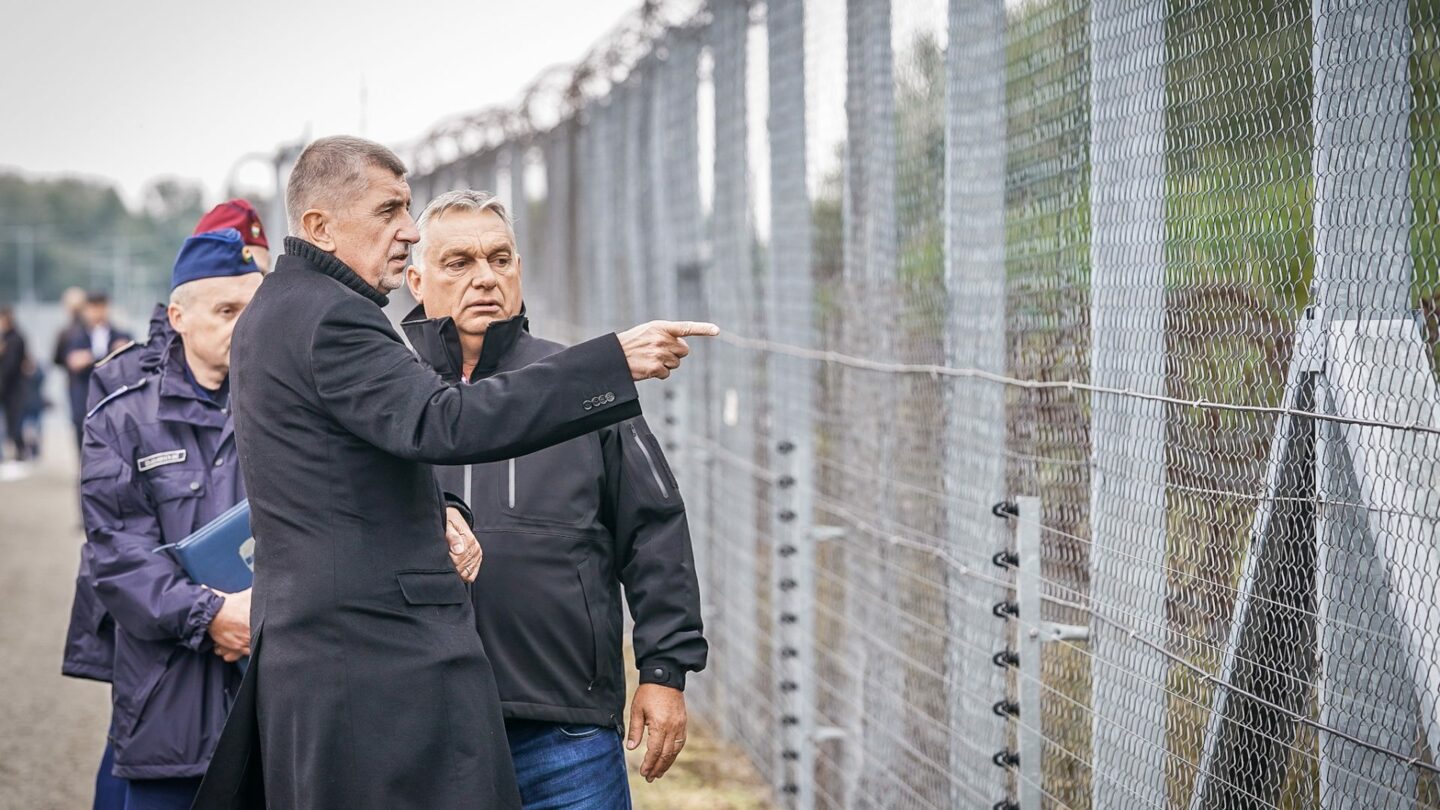 Někdejší premiér Andrej Babiš (ANO) a Viktor Orbán si prohlížejí hraniční plot.