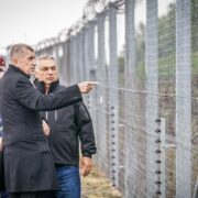 Andrej Babiš a Viktor Orbán si prohlížejí hraniční plot.