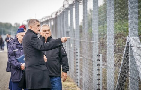 Andrej Babiš a Viktor Orbán si prohlížejí hraniční plot.