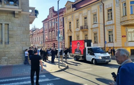 Incident při příjezdu Andreje Babiše před volební místnost v Lovosicích