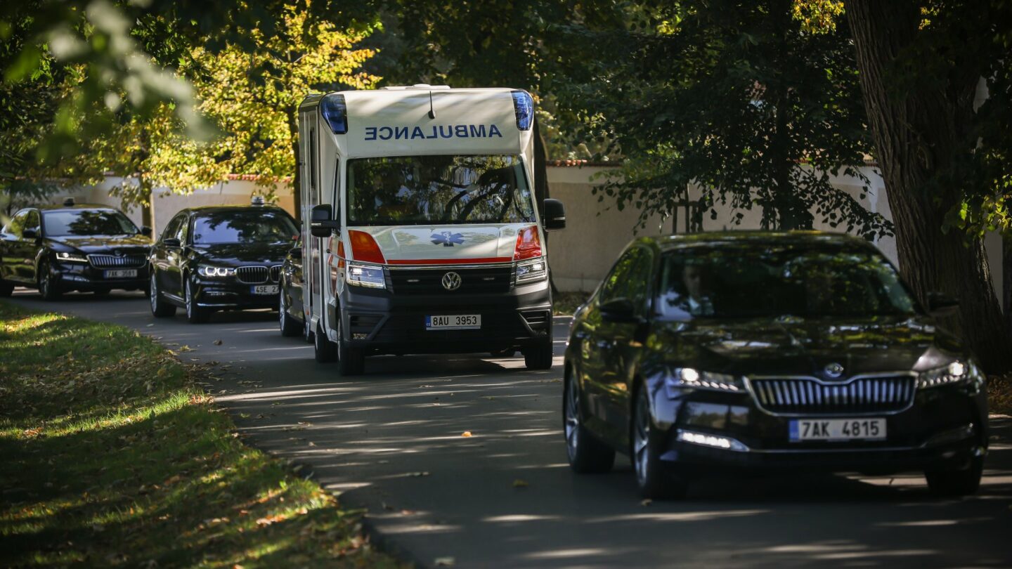 Ambulance vyjíždějící ze Zámku Lány