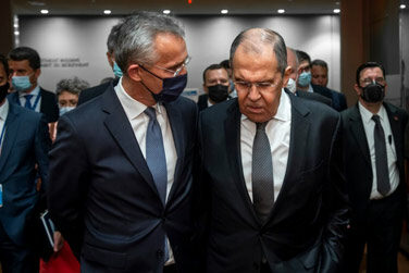 Generální tajemník NATO Stoltenberg a ruský ministr zahraničí Lavrov v září 2021