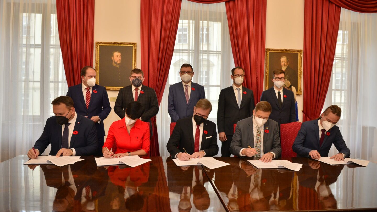 Podpis koaliční smlouvy mezi SPOLU a PirSTAN.