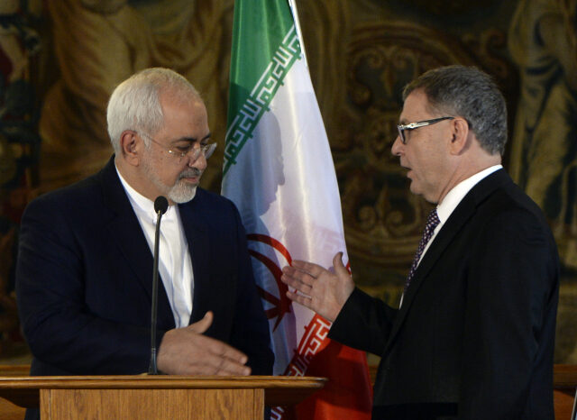 Někdejší ministr zahraničních věcí Zaorálek a jeho íránský protějšek Džavád Zaríf na tiskové konferenci v Praze (11. 11. 2016)