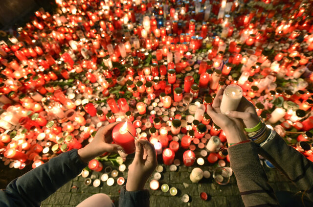 Světlo svíček u památníků 17. listopadu 1989 na Národní třídě v Praze (17. 11. 2019)