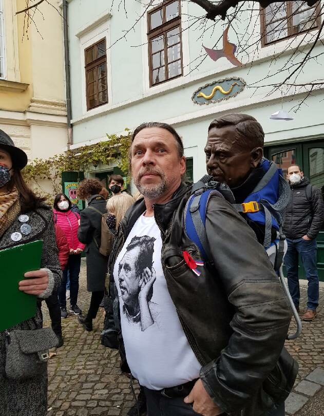 Busta Václava Havla při cestě do Slávie