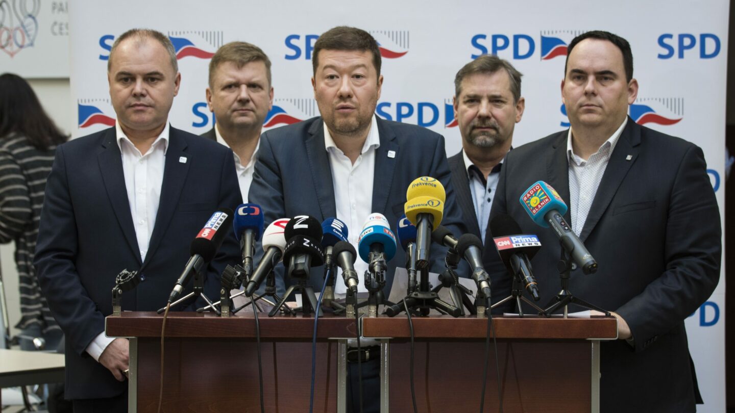 Poslanci SPD Radek Rozvoral, Radovan Vích, Tomio Okamura, Radek Koten, Jan Hrnčíř