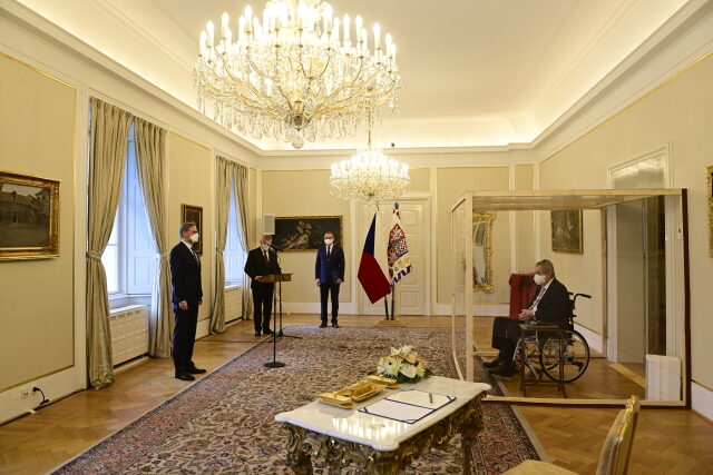 Prezident Miloš Zeman (vpravo) jmenoval 28. listopadu 2021 na zámku v Lánech předsedu ODS Petra Fialu (vlevo) do funkce předsedy vlády.