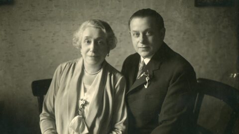 Kavárník Václav Fišer se sestrou Marií Štěrbovou, matkou Jaroslava Štěrby (25. 6. 1928)