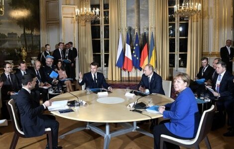 Zelenskyj, Macron, Putin a Merkelová během pařížského setkání v normandském formátu (2019)