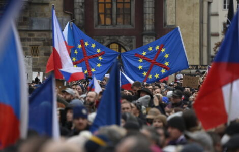 Demonstrace hnutí Otevřeme Česko-Chcípl pes na Staroměstském náměstí v Praze (17. 11. 2021)