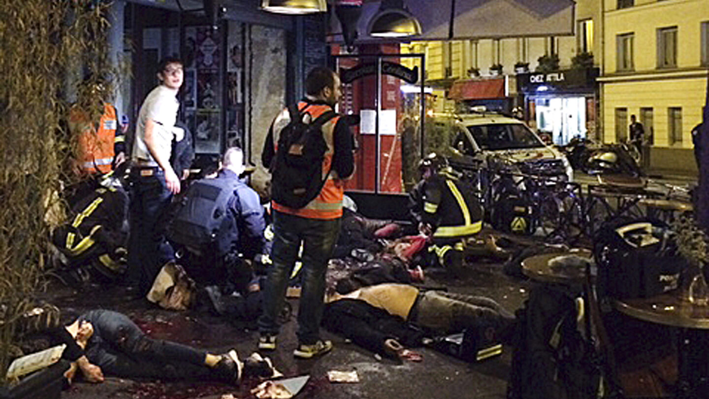 Koordinované sebevražedné útoky z 13. listopadu 2015 v Paříži si vyžádaly celkem 129 obětí. 