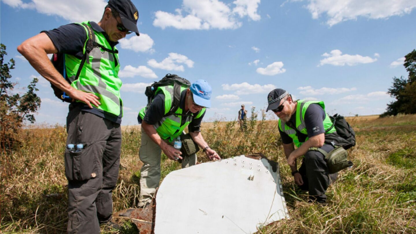 Vyšetřování místa pádu letadla MH-17 nizozemskými a australskými policisty.