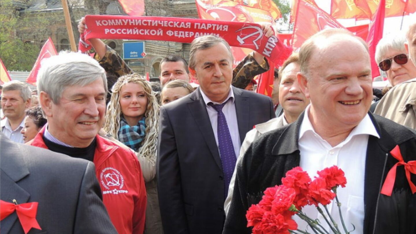 Lídr Komunistické strany Ruské federace Gennadij Zjuganov (vpravo) na mítinku v Moskvě 1. května 2012.