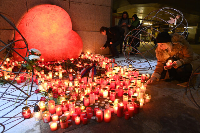 Lidé zapalovali 18. prosince 2021 svíčky pro bývalého prezidenta Václava Havla k 10. výročí jeho úmrtí u instalace sochaře Kurta Gebauera na náměstí Václava Havla v Praze.