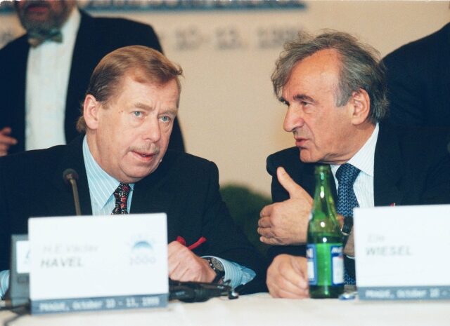 Václav Havel a Elie Wiesel na konferenci FORUM 2000 v Praze (11. 10. 1999)