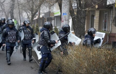 Pořádková policie blokuje demonstranty během protestu v kazašském městě Almaty ve středu 5. ledna 2022.