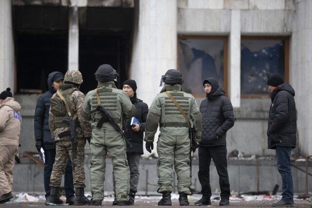 Vojáci kontrolují občany v největším kazašském městě Almaty, centru protivládních protestů (10. 1. 2021)