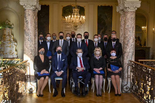 Prezident Miloš Zeman (v první řadě uprostřed) při společném fotografování s novými členy vlády, které jmenoval 17. prosince 2021.