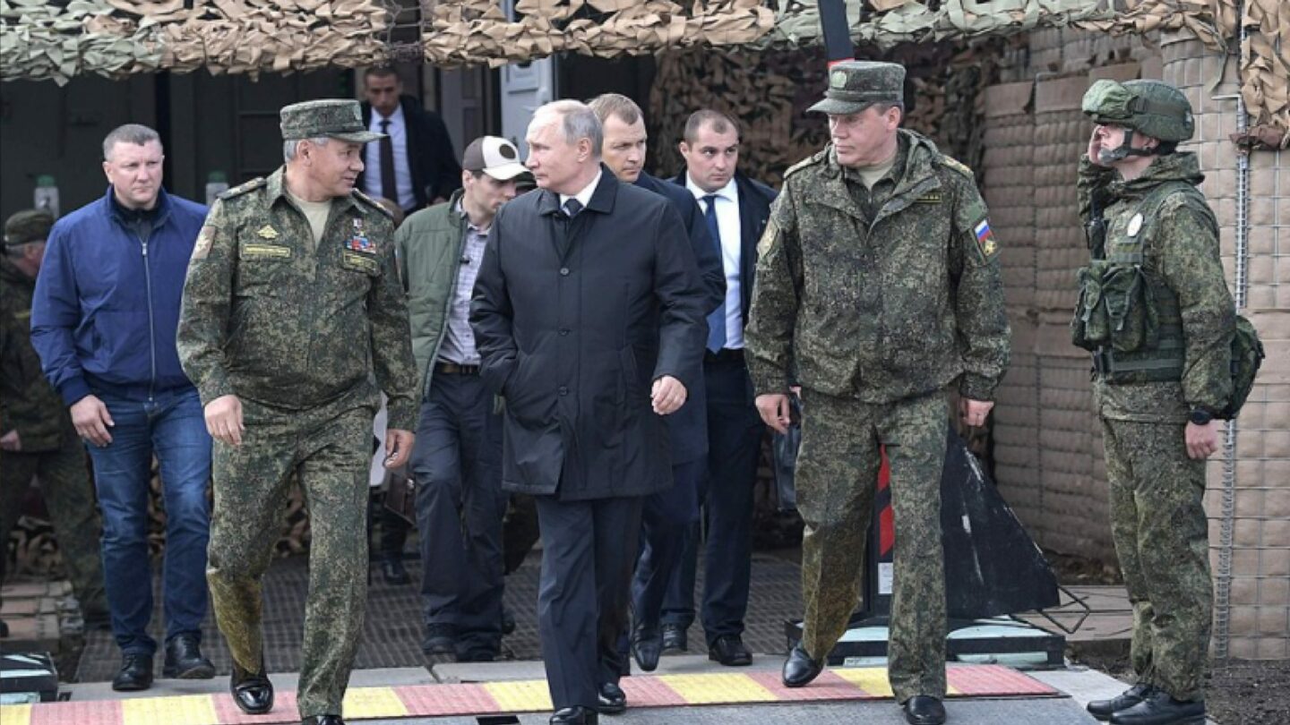 Vladimir Putin (uprostřed) na setkání s ruským ministrem obrany Sergejem Šojgu (vlevo) a náčelníkem generálního štábu Valerijem Gerasimovem (vpravo).