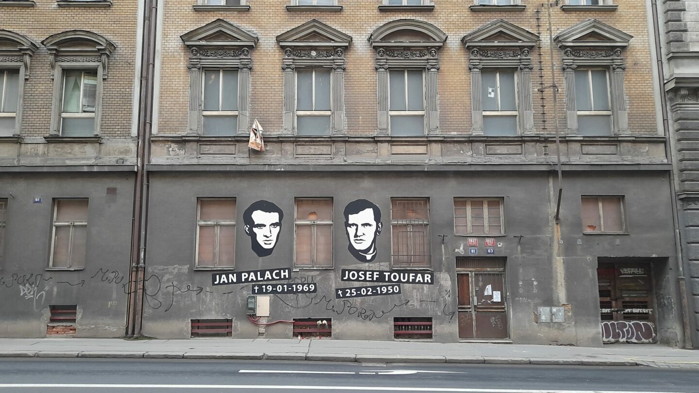 V současné době je památka obou mužů připomenuta na fasádě tímto způsobem.