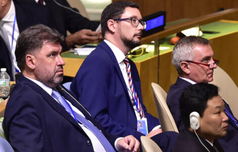 Martin Nejedlý, Jiří Ovčáček a Vratislav Mynář naslouchají vystoupení Miloše Zemana na Valném shromáždění OSN v New Yorku (19. 9. 2017)
